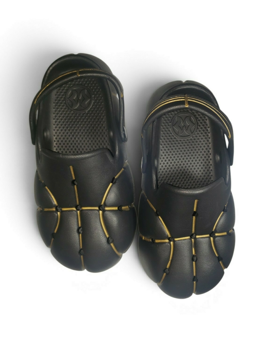 Big kids 2.5/3 clogs, slip on sandals summer beach shoes.